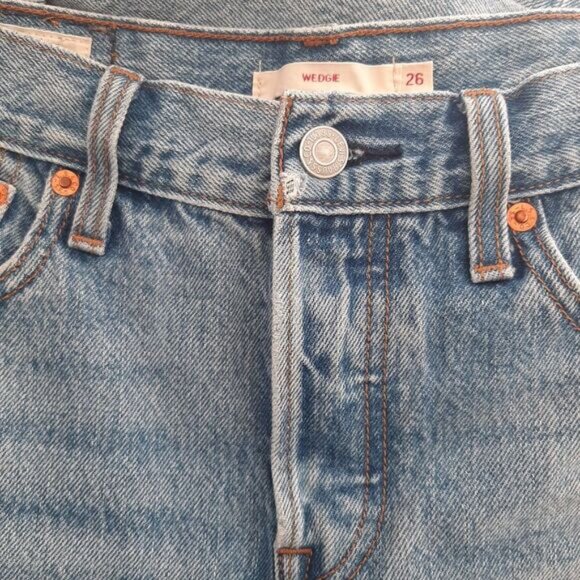 LEVI'S Wedgie High Rise Distressed Light Blue Wash Button Fly Jeans Sz 26 - Picture 14 of 16